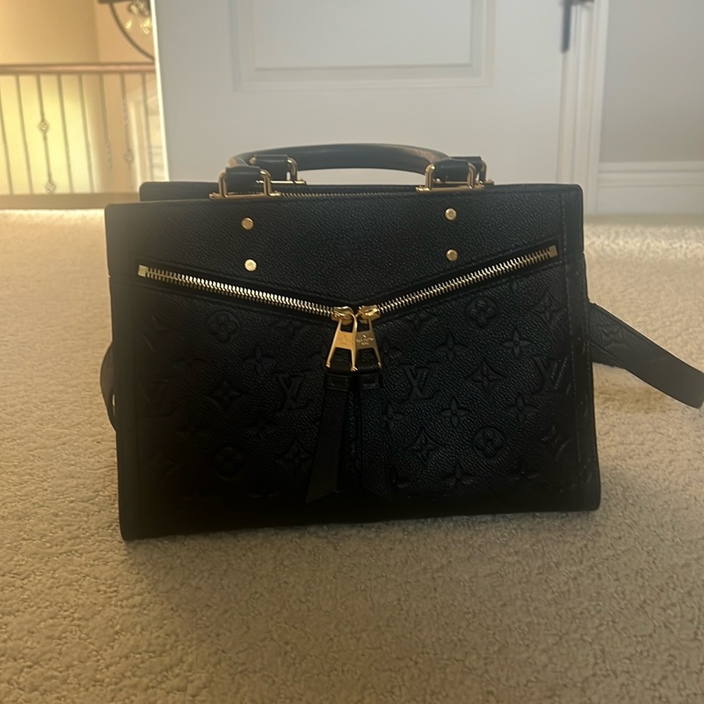 LOUIS VUITTON 
Empreinte Sully MM Black